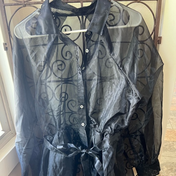 Women’s top - Picture 2 of 3